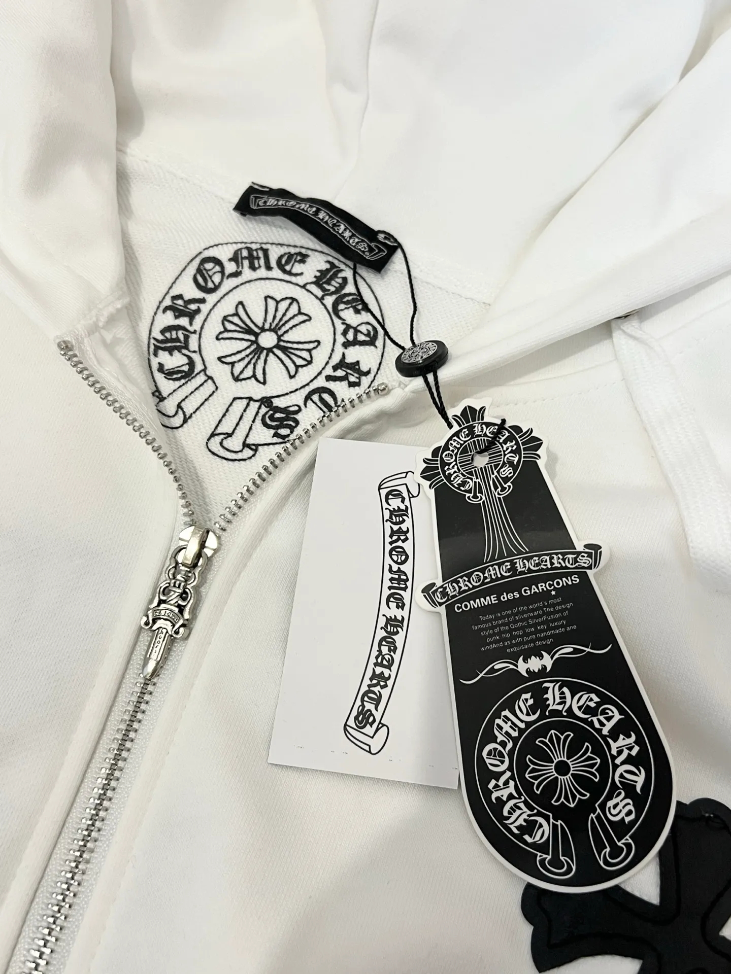 P360 Size: S/M/L/XL White/Black Unisex Chrome hearts ❤️Embroidered cross sweatshirt zipper jacket, comfortable and soft fabric, casual and comfortable to wear. The body is embellished with Sanskrit printing of the brand, which adds highlights to the solid color. The loose fit gives people a versatile feeling, and the upper body effect is also very strong. It is a super good-looking one. ⚠️Washing method: Please wrap pure cotton products in a laundry bag on the back for quick machine washing in cold water! ! Do not soak/wash in warm water!